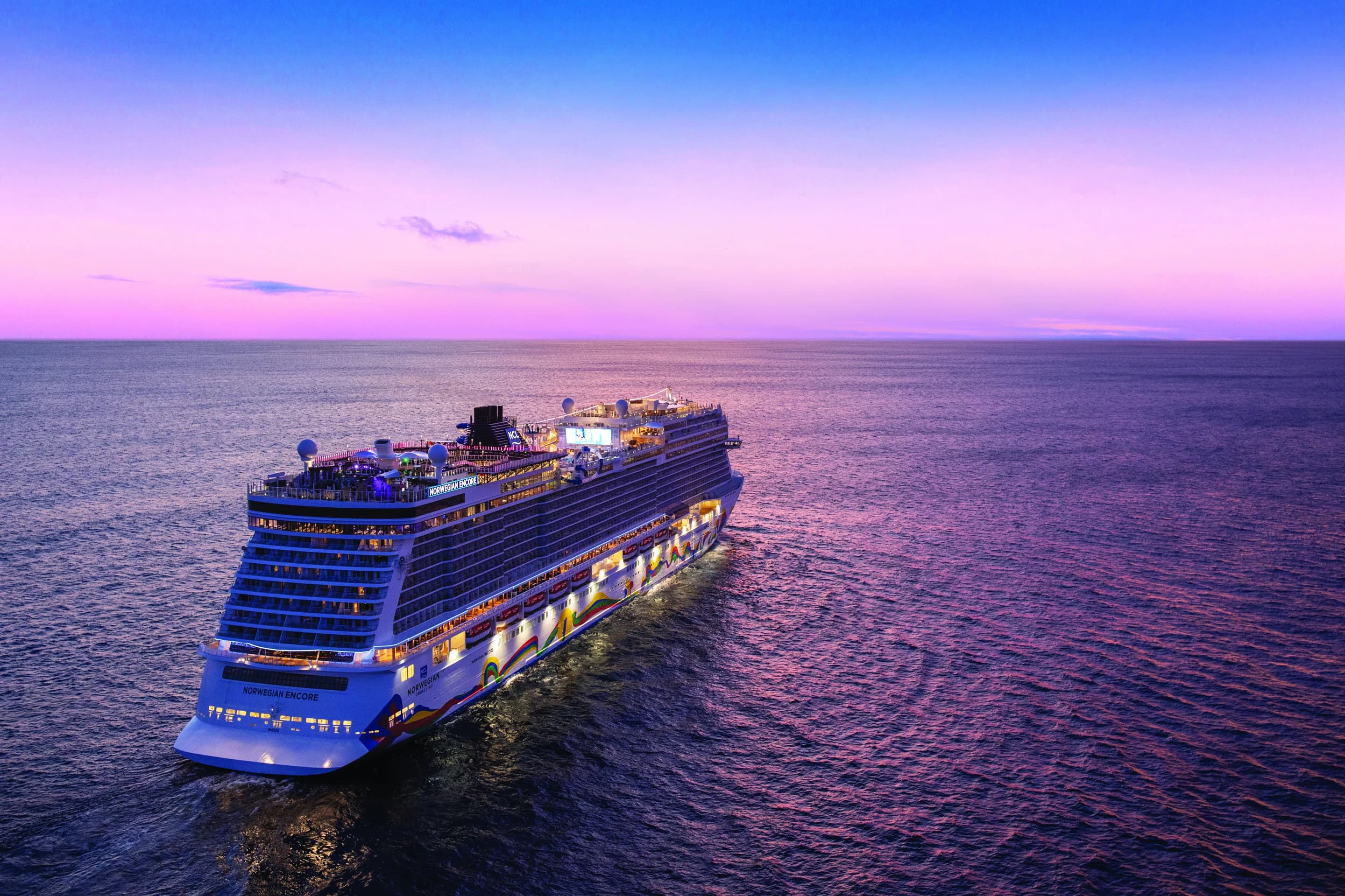 Norwegian Encore auf See als Motiv für NCL Kreuzfahrten im Sommer 2027