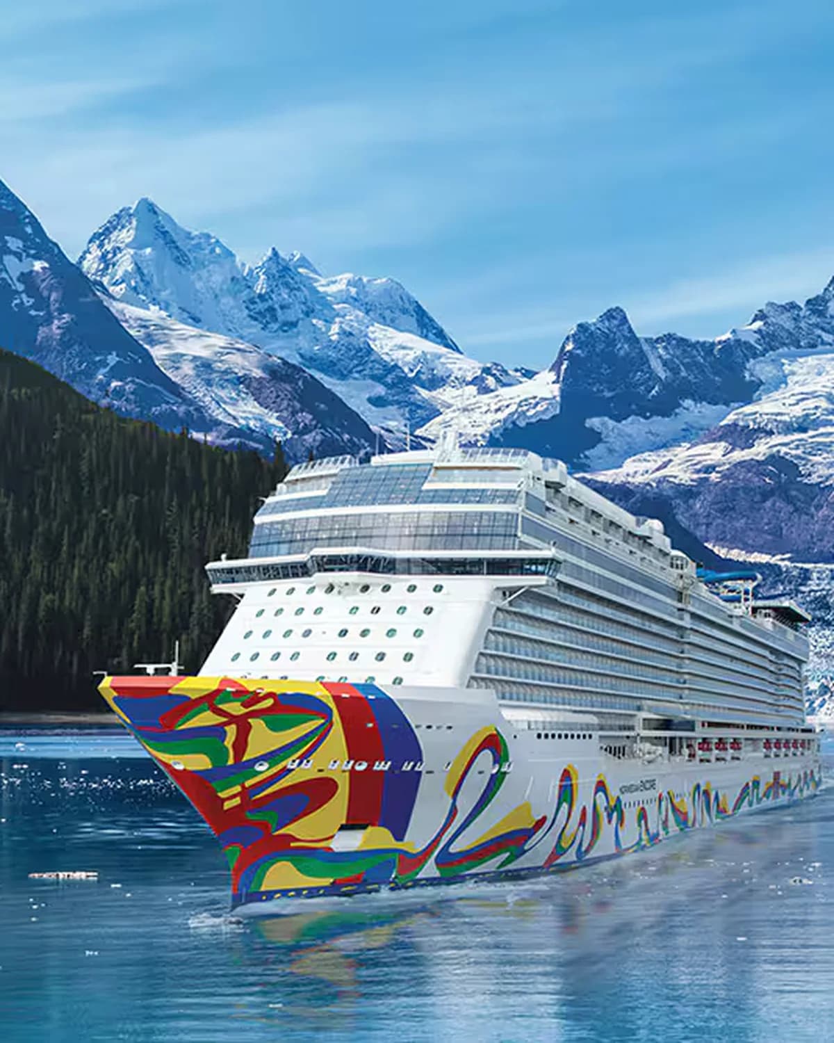 Norwegian Encore vor Gletschern und Bergen auf einer Alaska-Kreuzfahrt