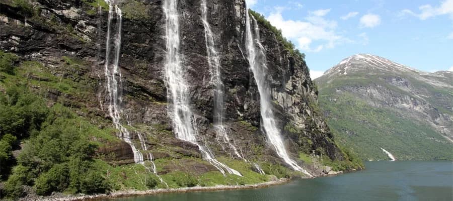 Geirangerfjord mit Wasserfällen als Ziel einer TUI Mein Schiff Nordeuropa-Kreuzfahrt